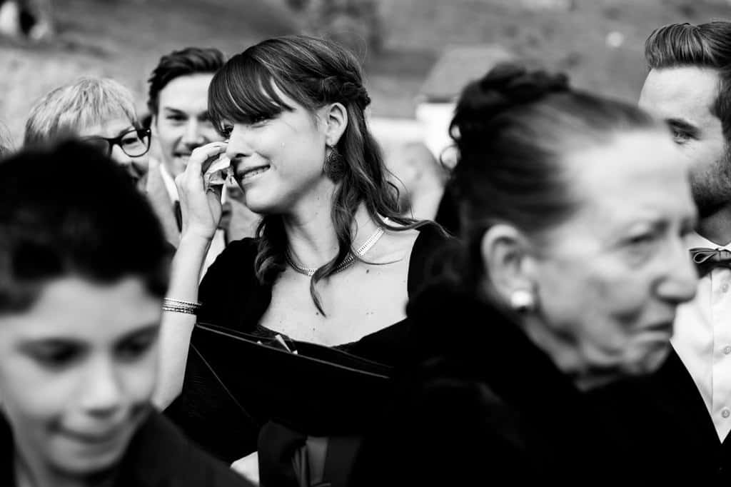 Cette invitée pleure de joie à l'issue de la cérémonie