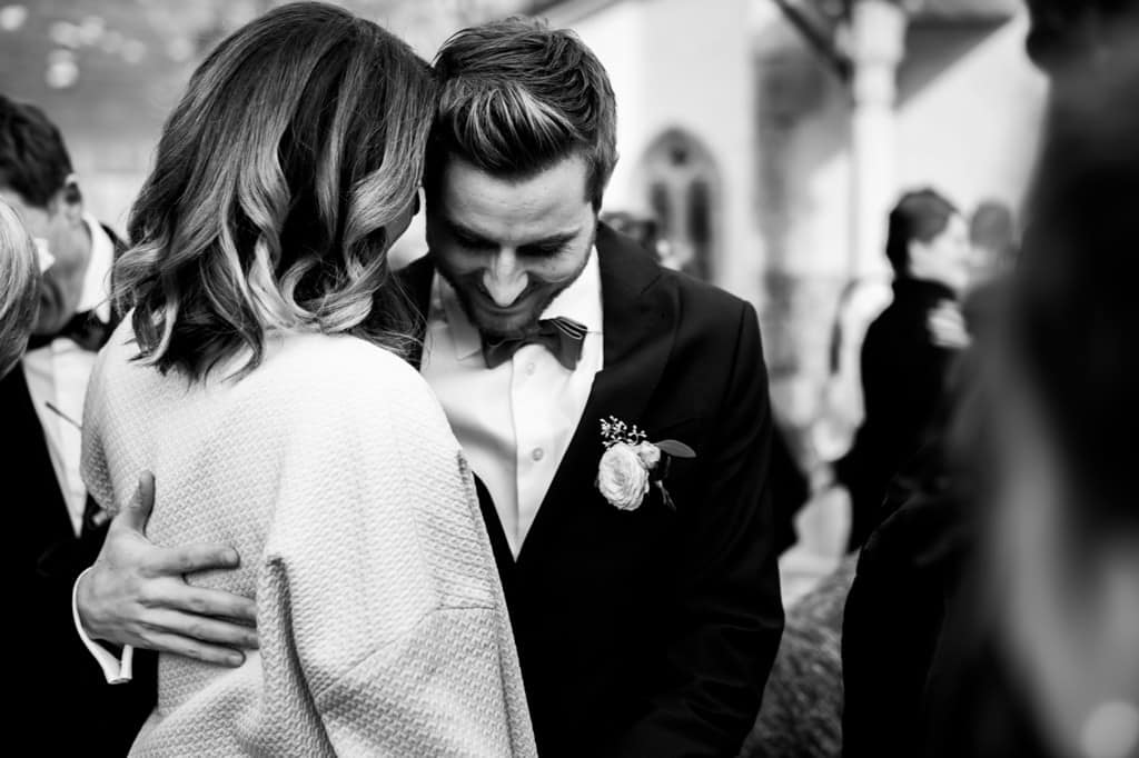 Le marié félicité à la sortie de la cérémonie