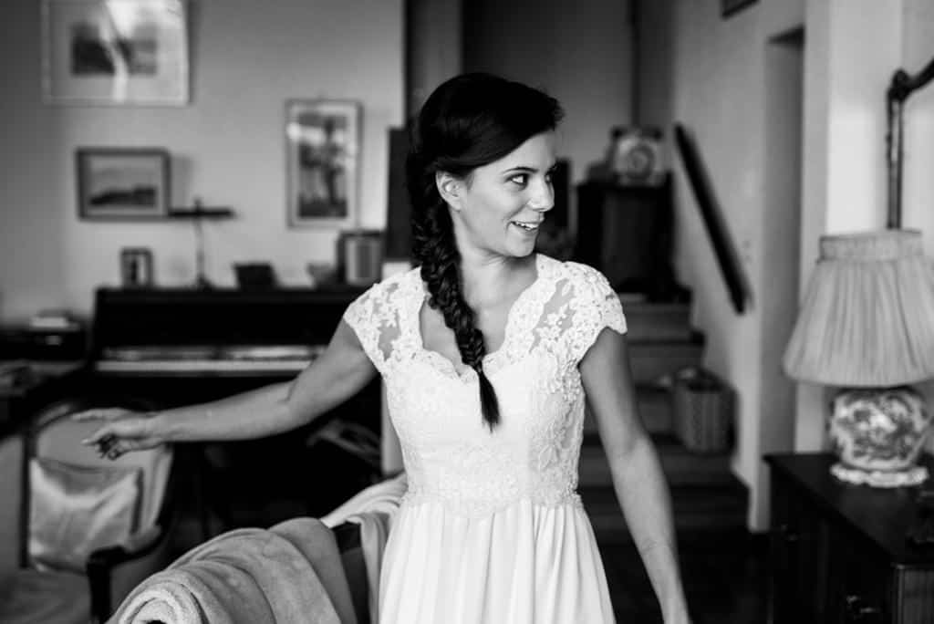 La mariée a enfilé sa robe