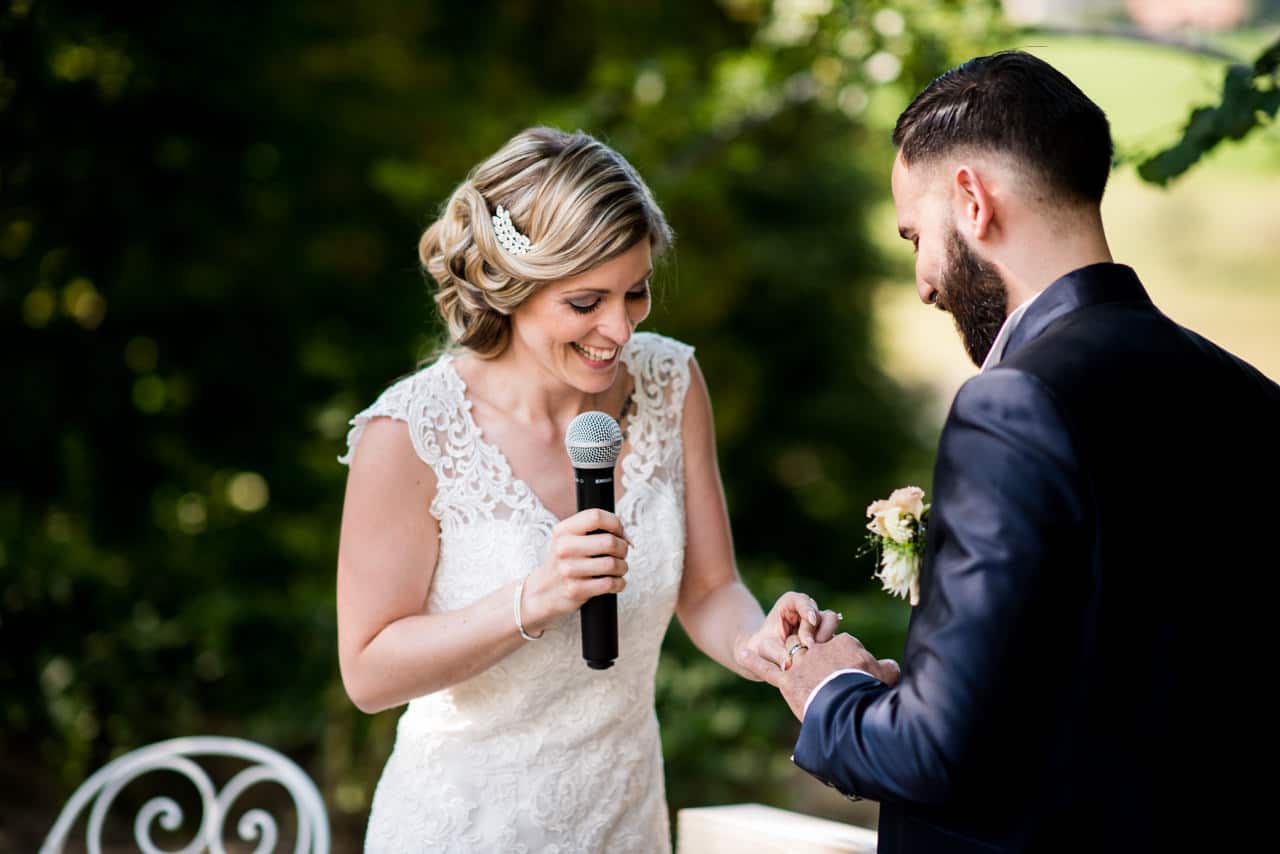 La mariée passe la bague au doigt de son mari