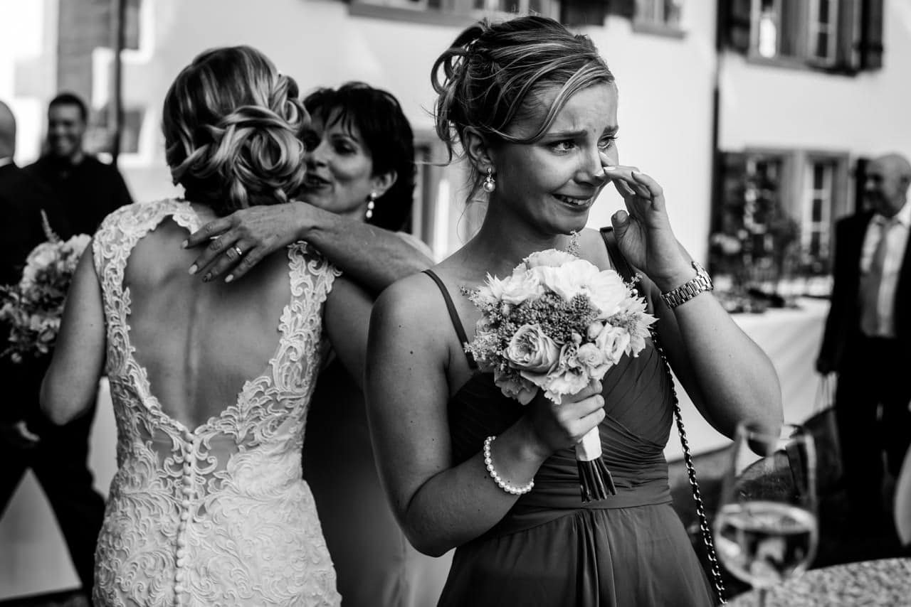 Une invitée laisse échapper une larme