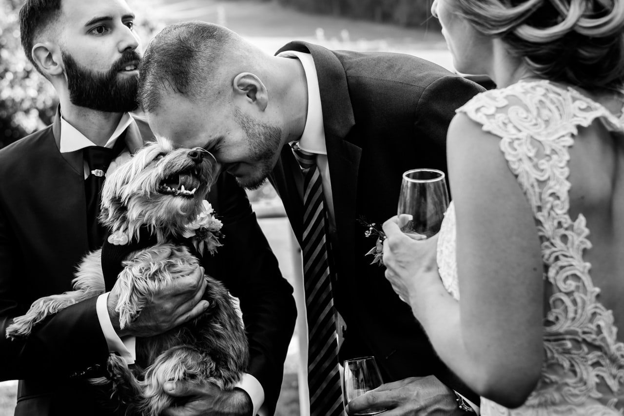 Le marié signe les protocoles de mariage