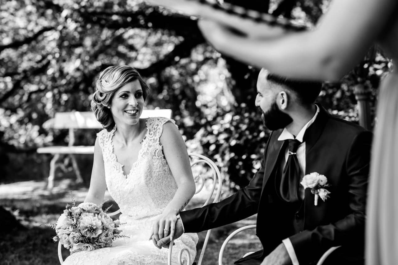 Complicité entre les mariés dans les jardins de la Grande Riedera à Essert