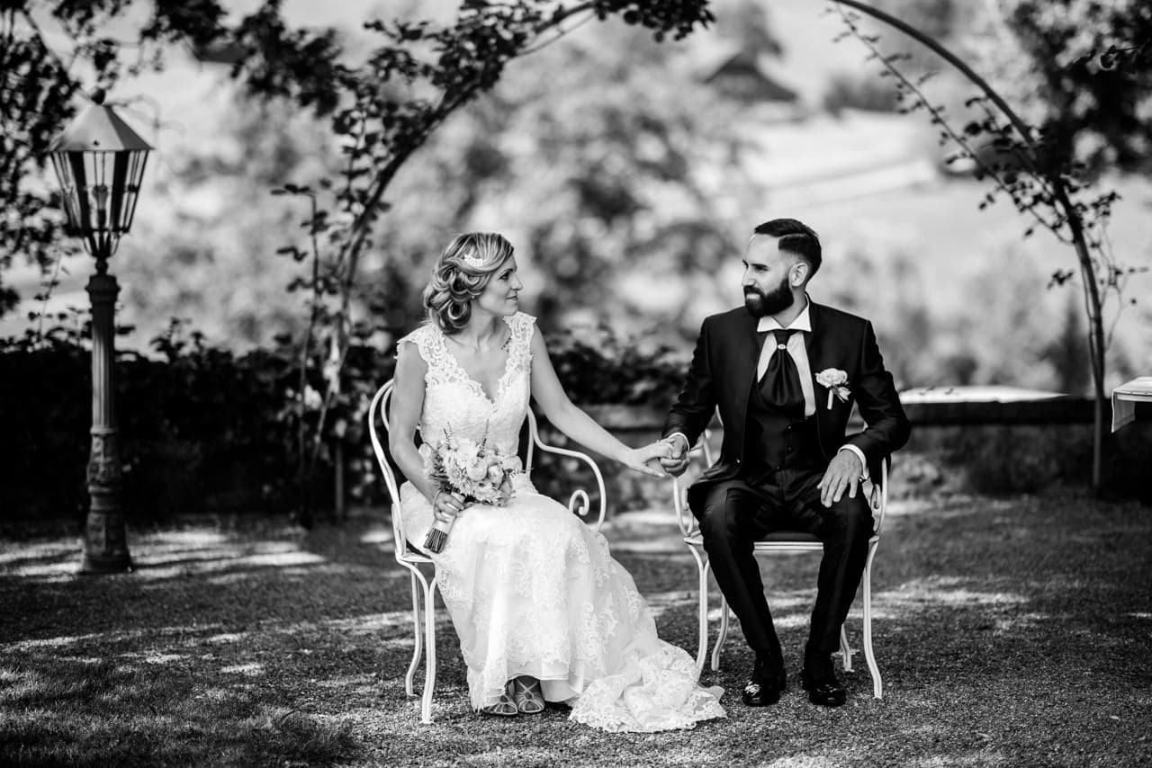 Les mariés dans les jardins de la Grande Riedera