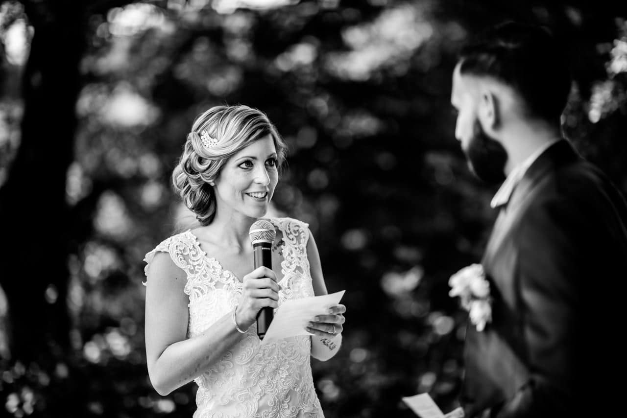 La mariée s'adresse à son époux à la Grande Riedera