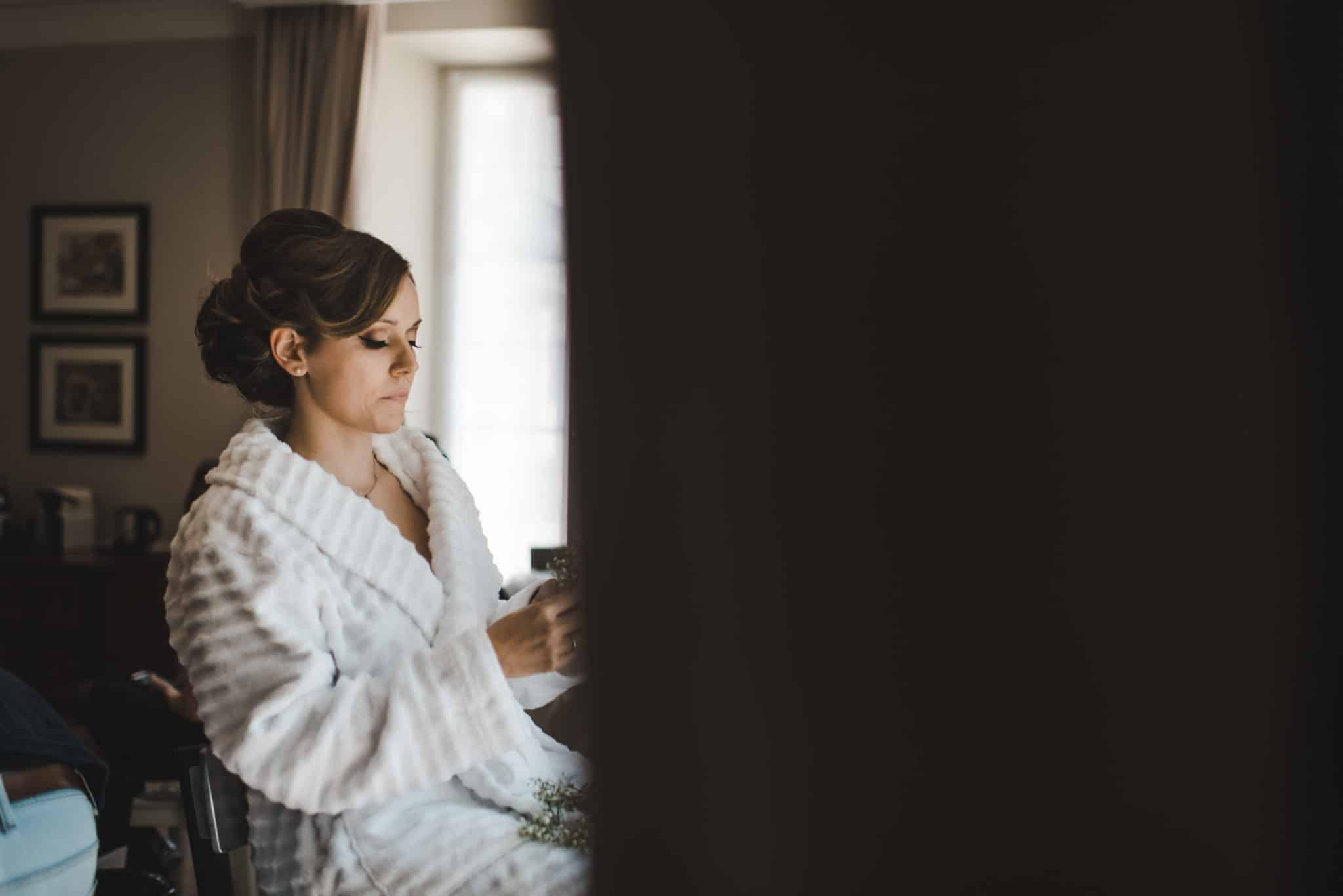Le maquillage de la mariée commence