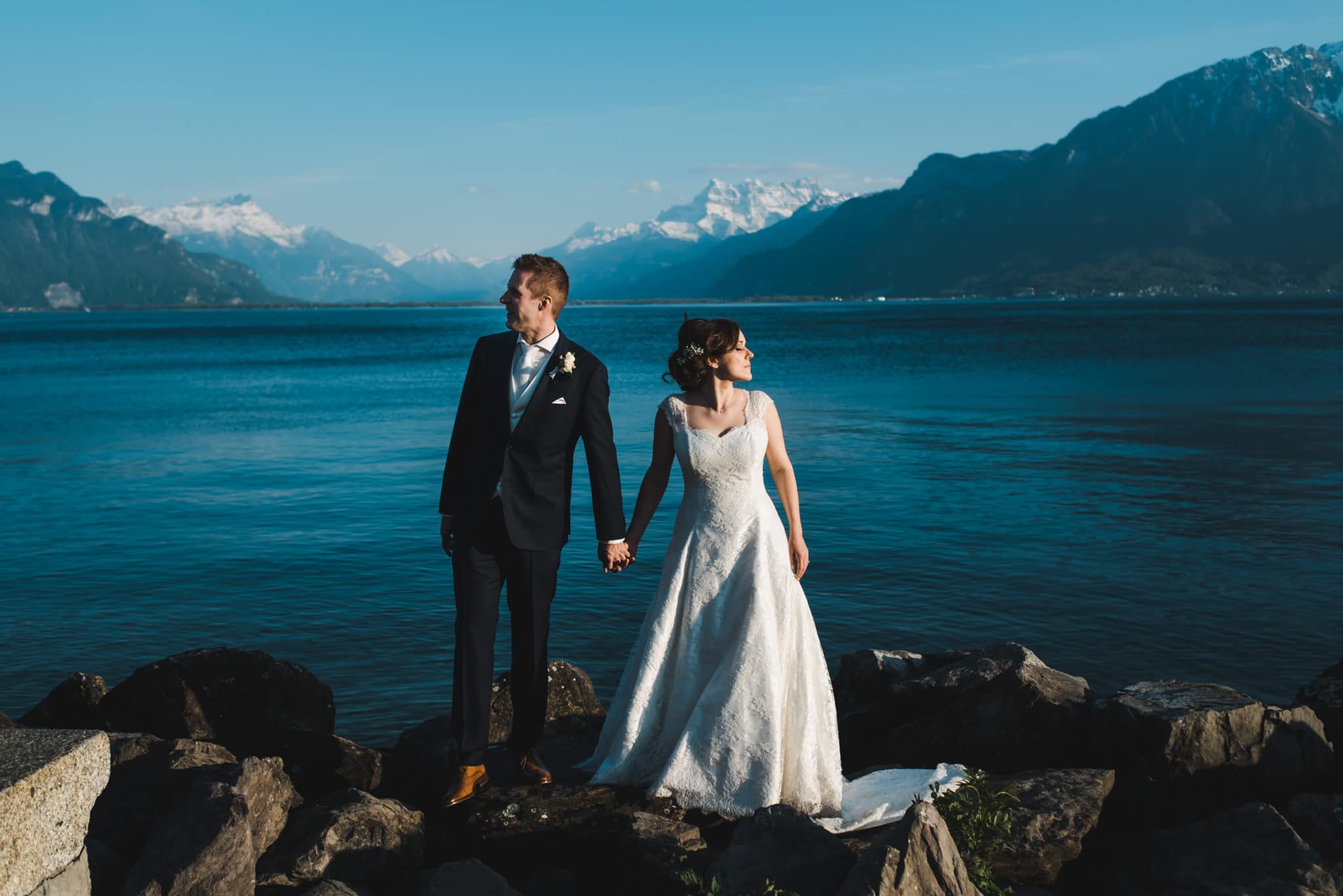 Les mariés posent au bord du lac Léman