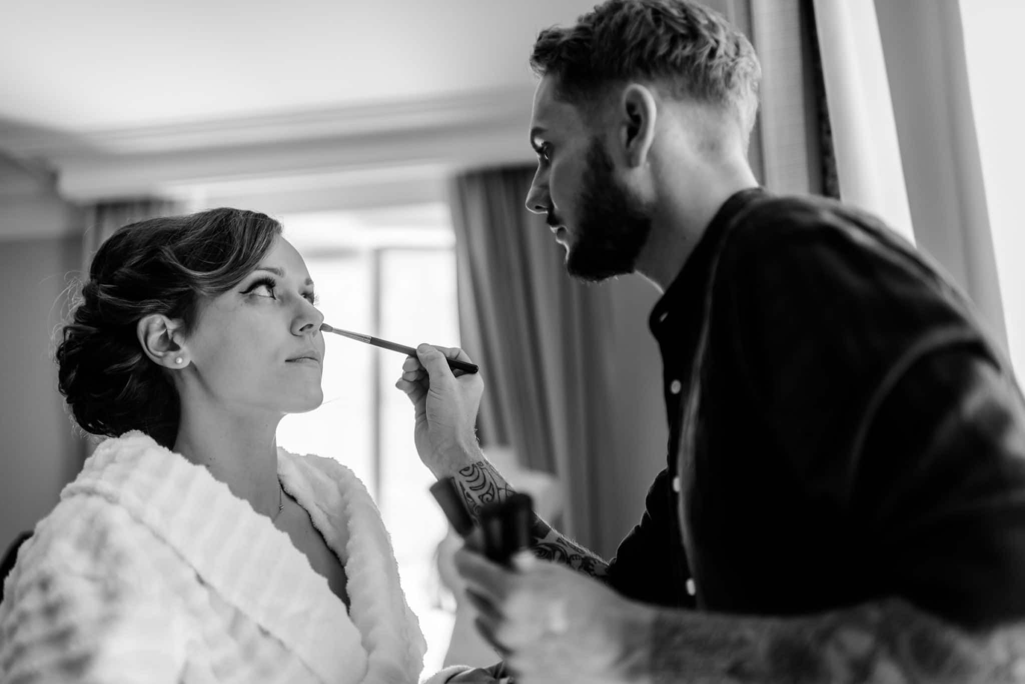 Maquillage des yeux de la mariée en vue de la cérémonie