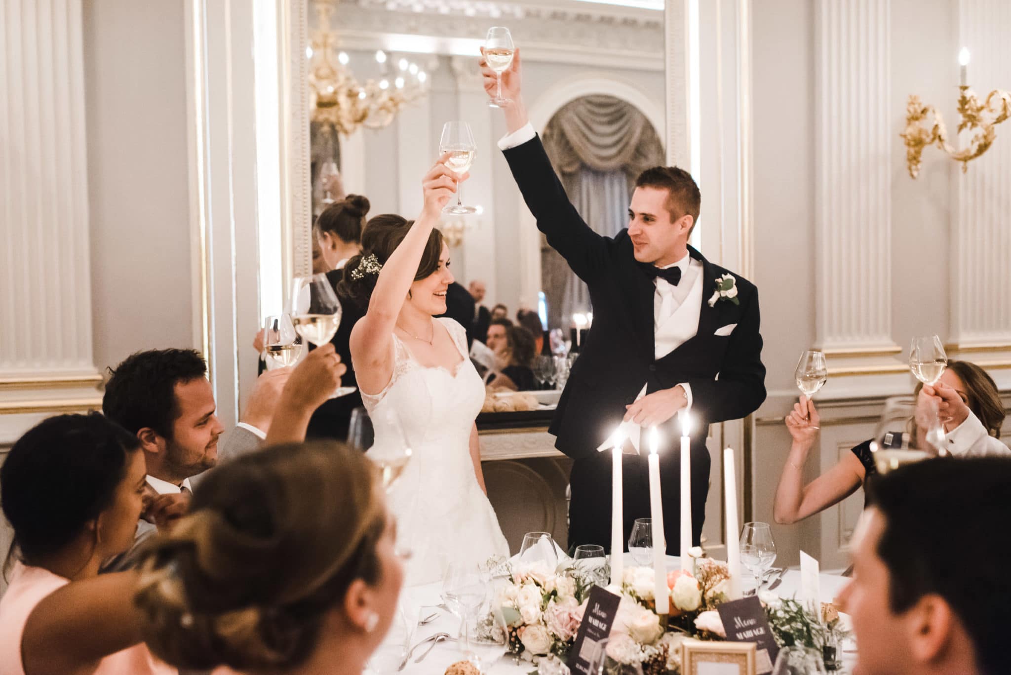Les mariés trinquent au Grand-Hôtel du Lac à Vevey