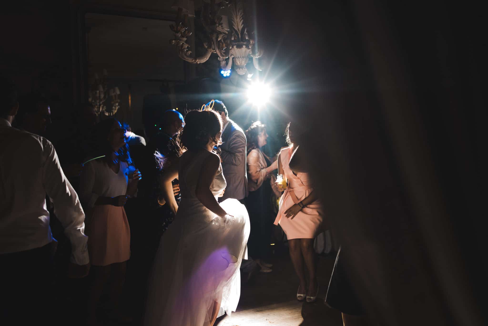 Lumière tamisée sur le dance floor