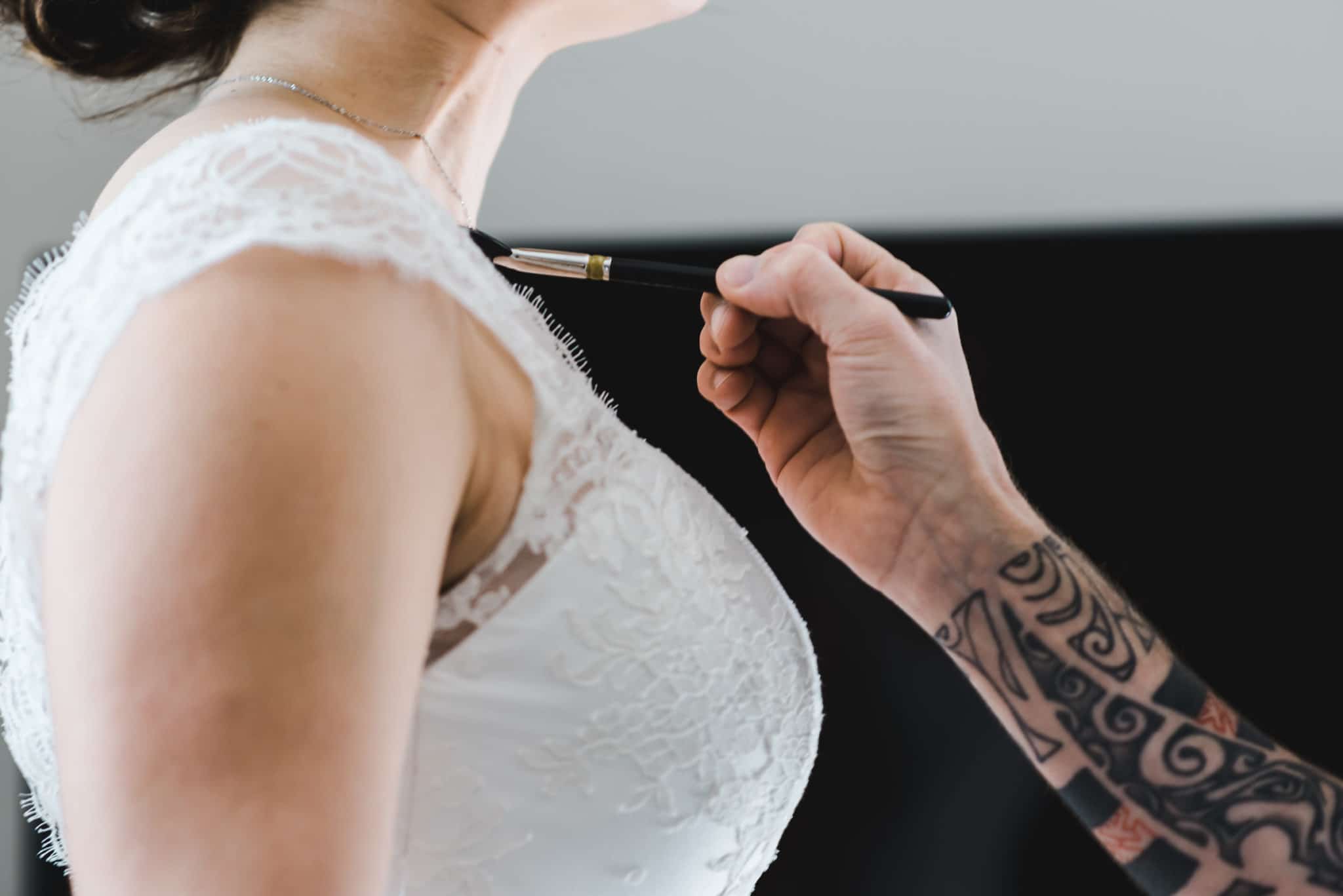Dernières touches de maquillage pour la mariée