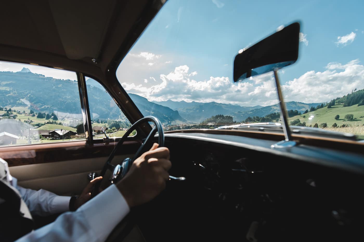 En Montage à Gstaad Et à L’hôtel Bellevue Un homme conduit les mariés au départ du télésiège