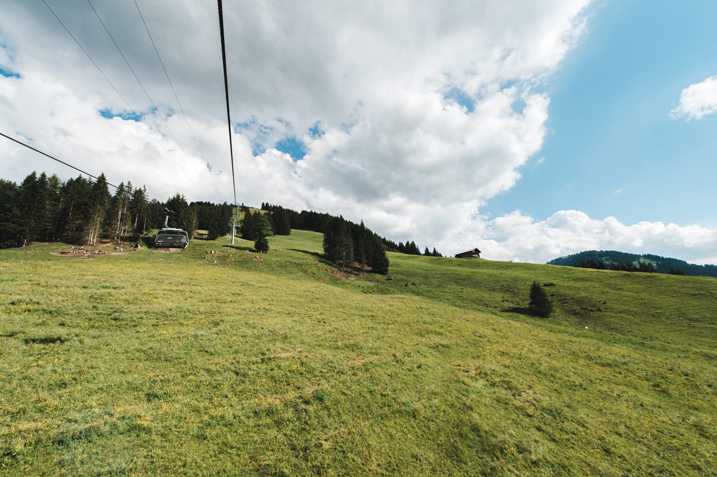 En Montage à Gstaad Et à L’hôtel Bellevue Le cadre idyllique de l'Oberland bernois pour ce mariage