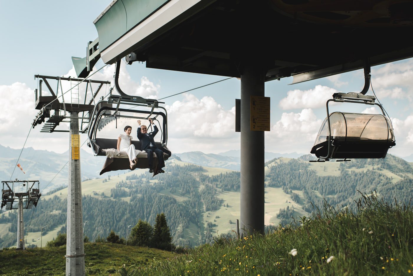 En Montage à Gstaad Et à L’hôtel Bellevue Un télésiège amène le couple en vue de son mariage