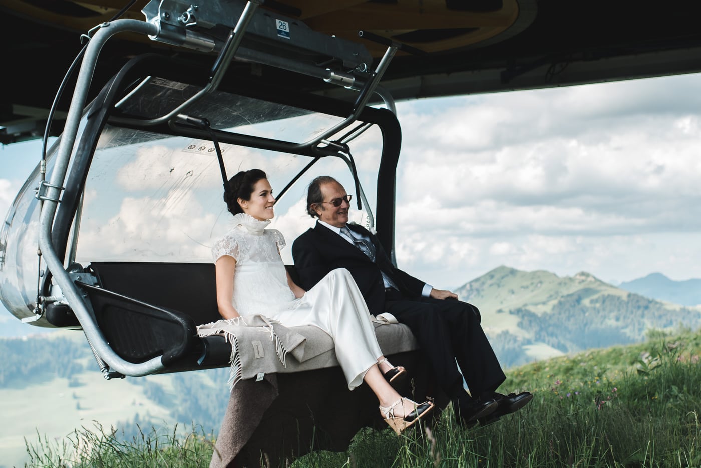 En Montage à Gstaad Et à L’hôtel Bellevue La mariée arrive au sommet pour sa cérémonie de mariage