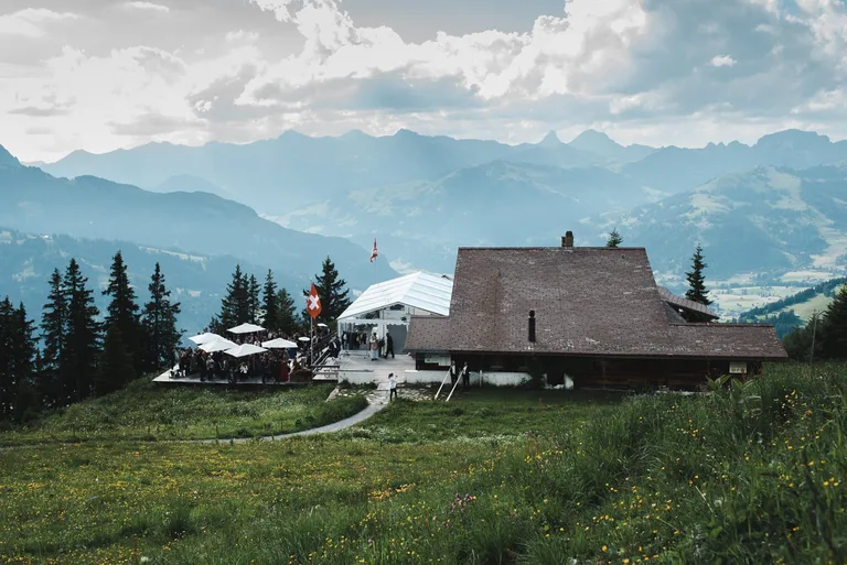 En montage à Gstaad et à l’hôtel Bellevue