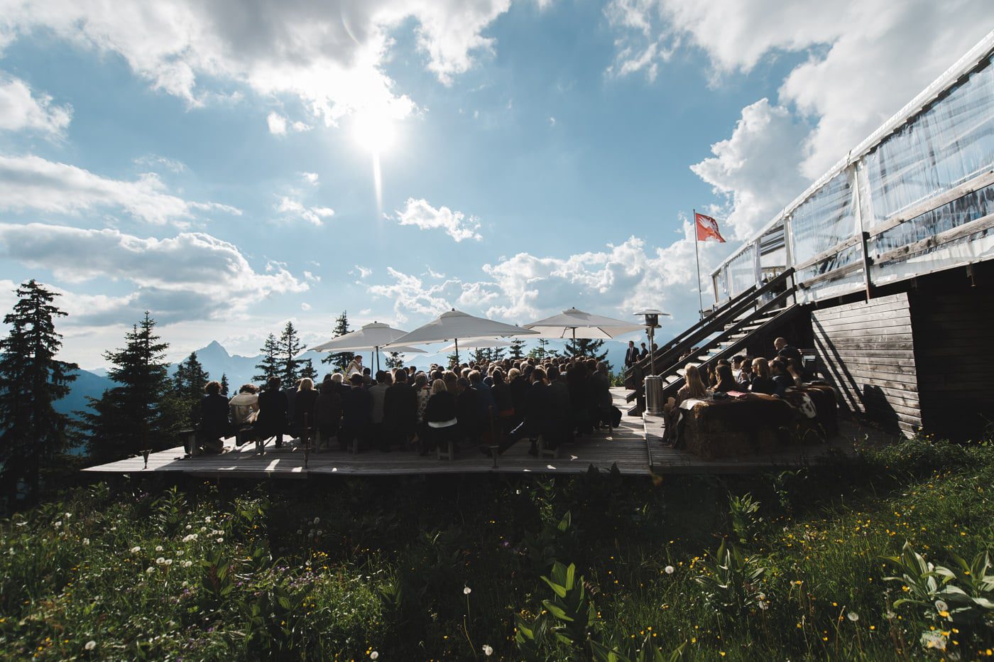 En Montage à Gstaad Et à L’hôtel Bellevue Apéritif de mariage toujours au-dessus de Gstaad, avec vue sur l'Oberland