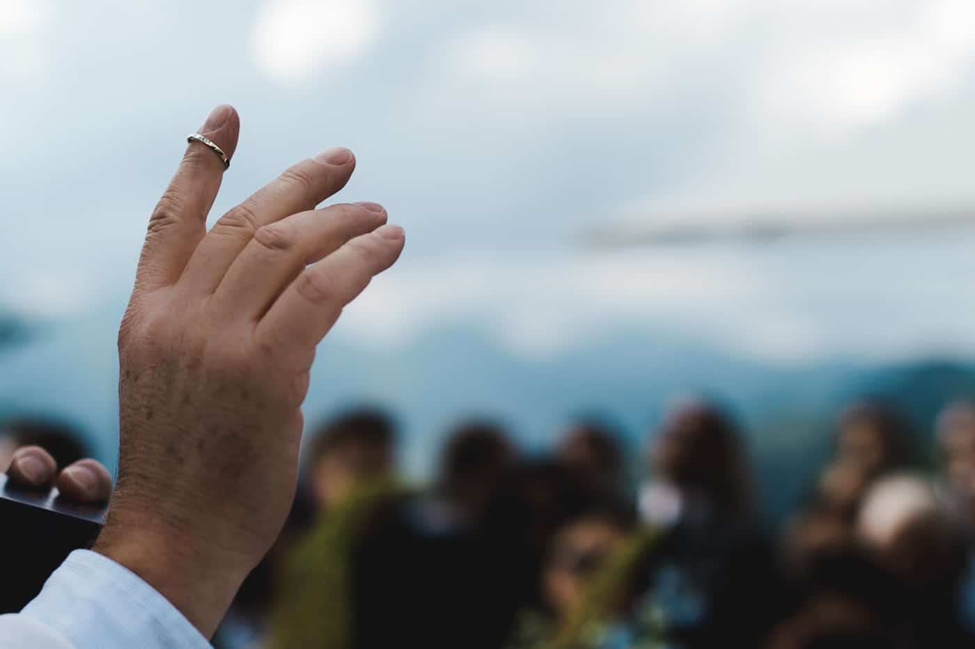 En Montage à Gstaad Et à L’hôtel Bellevue Gros plan sur la bague de la mariée