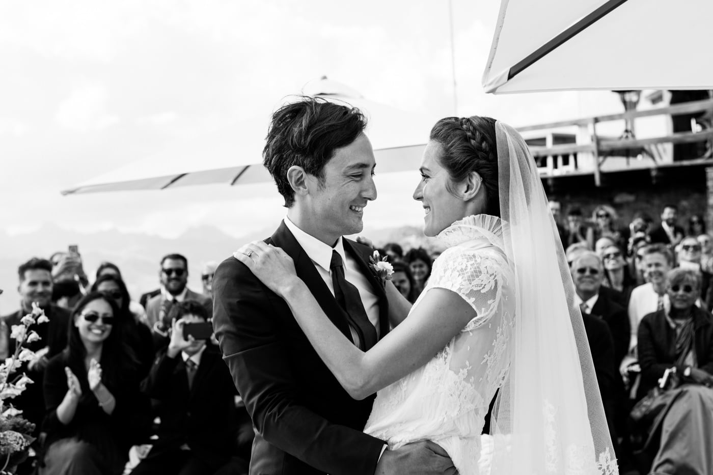 En Montage à Gstaad Et à L’hôtel Bellevue Baiser des mariés lors de la cérémonie à Gstaad