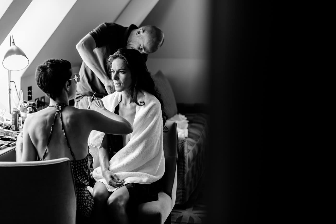 En Montage à Gstaad Et à L’hôtel Bellevue Discussion entre la maquilleuse et la mariée à Gstaad