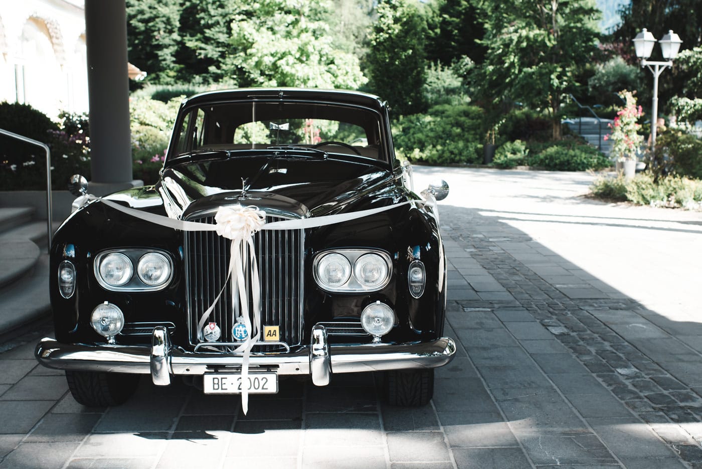 En Montage à Gstaad Et à L’hôtel Bellevue Une oldtimer attend les mariés devant l'hôtel Bellevue