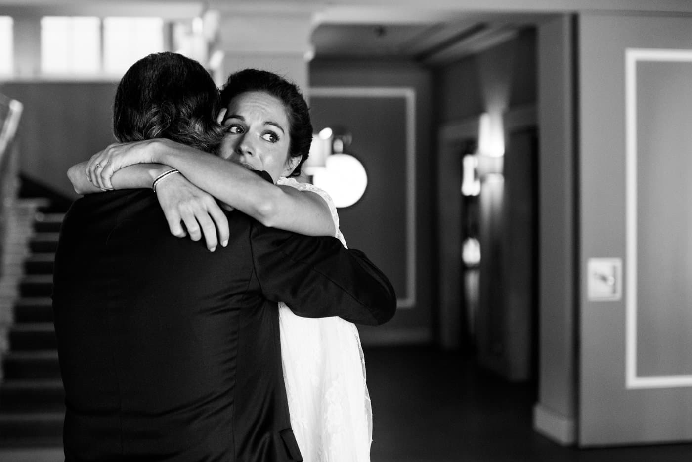 En Montage à Gstaad Et à L’hôtel Bellevue Accolade avant la cérémonie de mariage au-dessus de Gstaad.