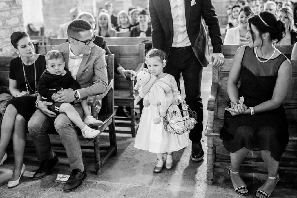 Les alliances sont amenées par une enfant