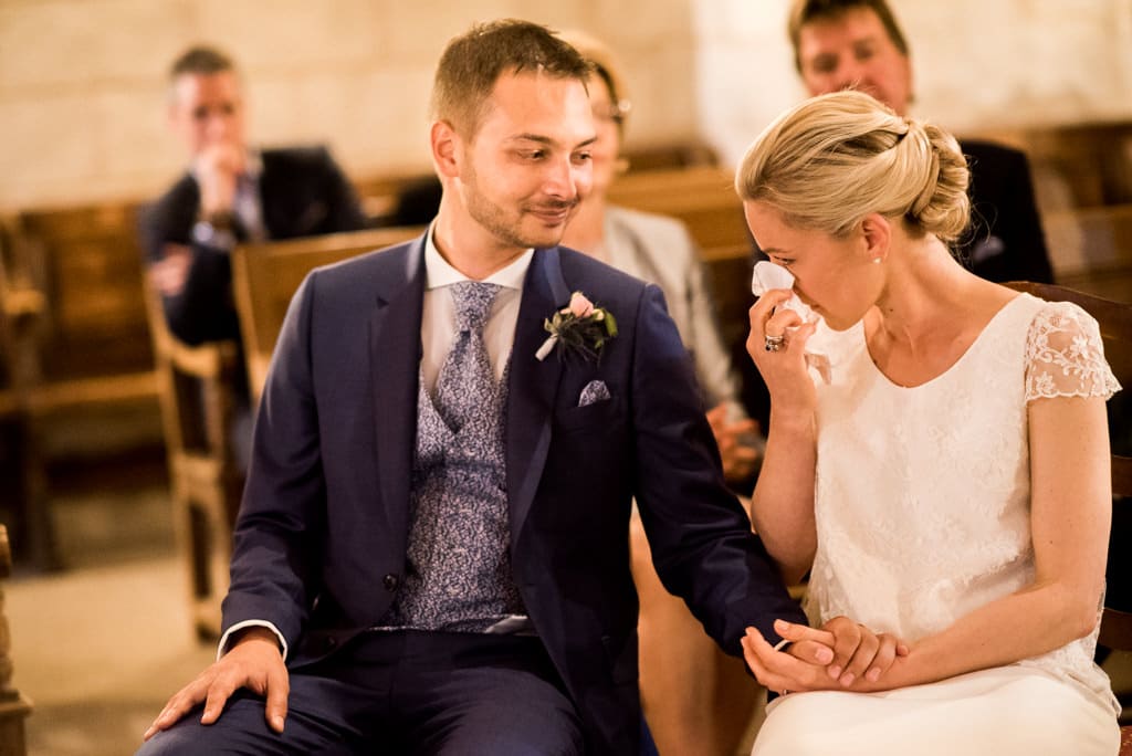 La mariée laisse échapper une larme après l'échange des alliances