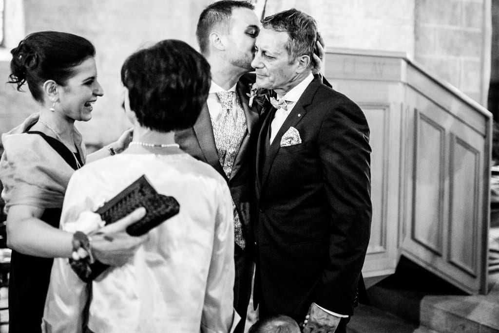 Complicité entre le marié et son père