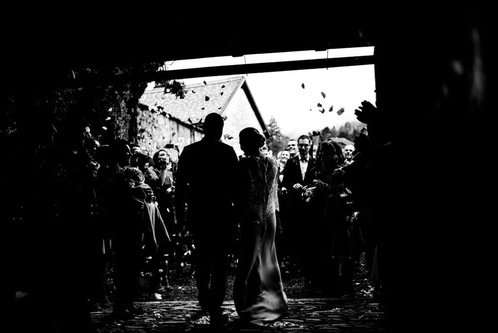 Les mariés sortent de l'église de Rougemont