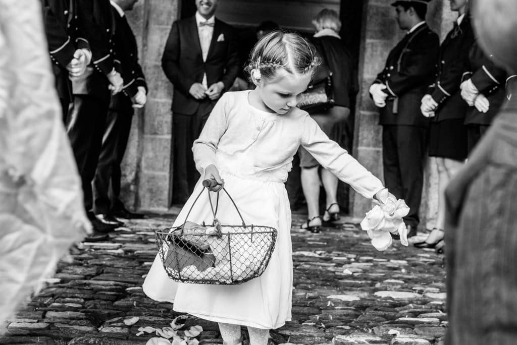 Distribution de décorations à la sortie de l'église