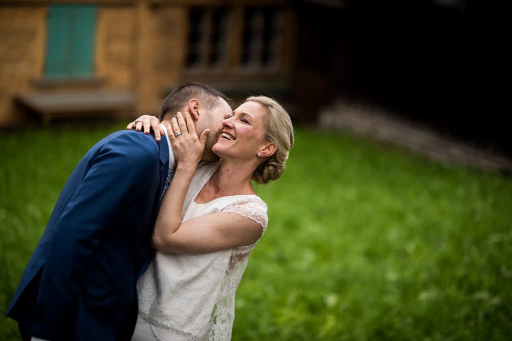 Les mariés très complices à la sortie de l'église