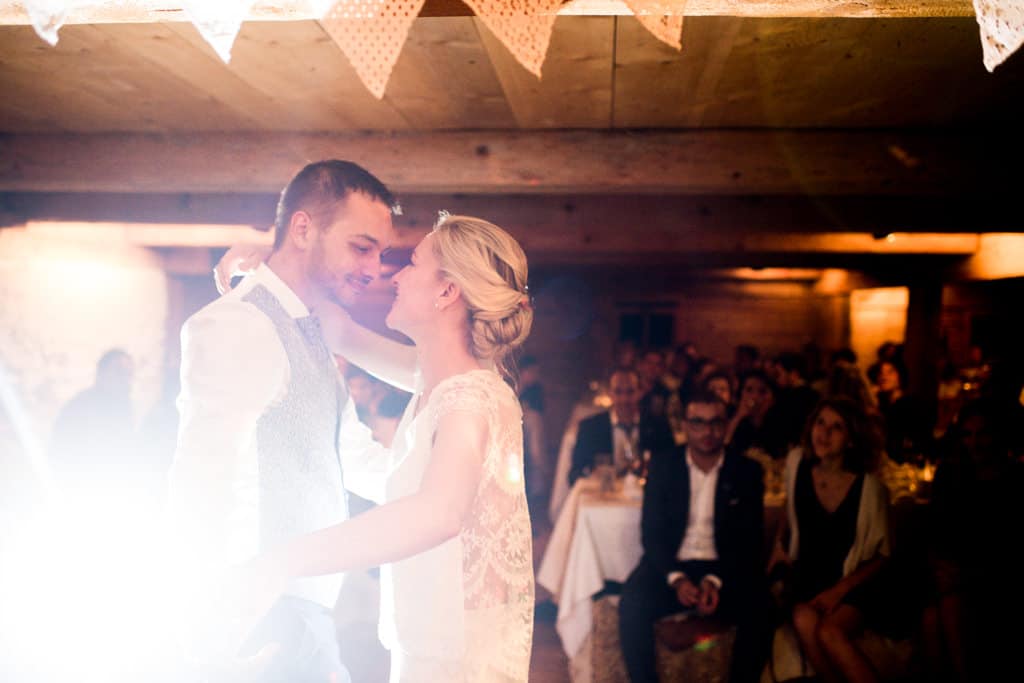 Les mariés dansent dans le chalet