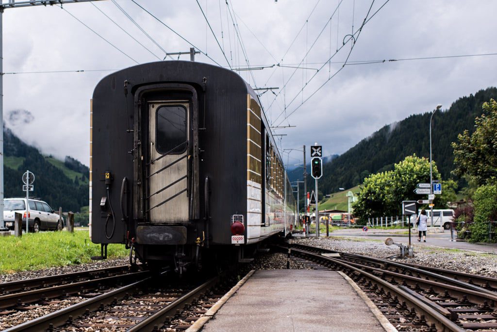 Un wagon du pays d'Enhaut sur le chemin de la cérémonie