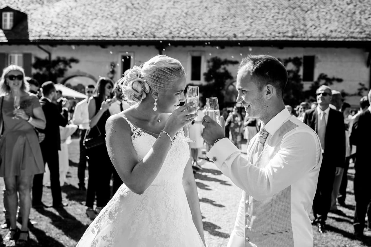 Les mariés trinquent à l'issue de la cérémonie