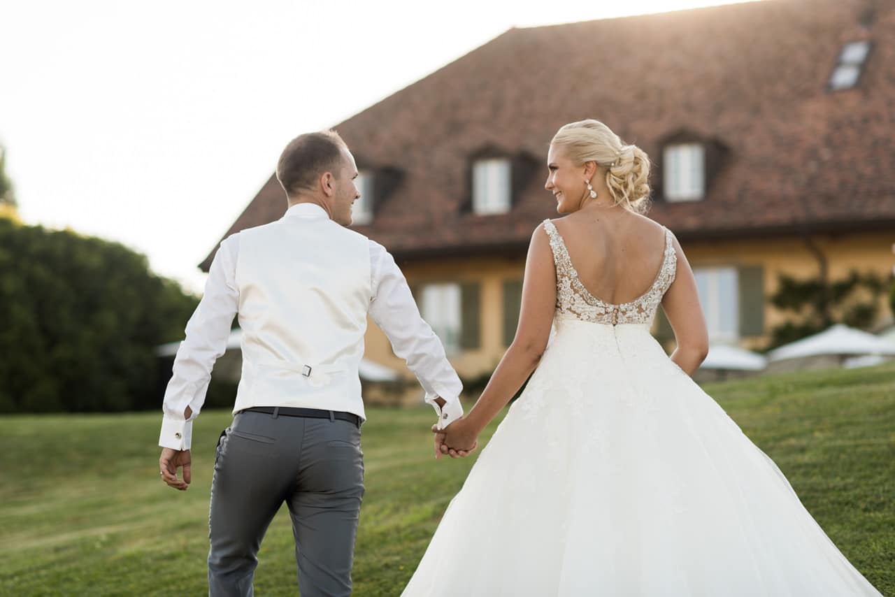 Les mariés dans les jardins des Portes des Iris