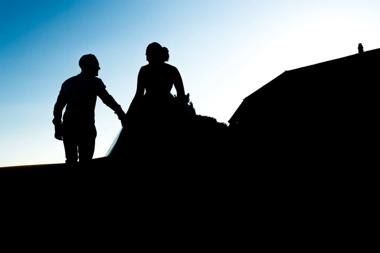 La mariée et son époux dans un jeu d'ombre et lumière