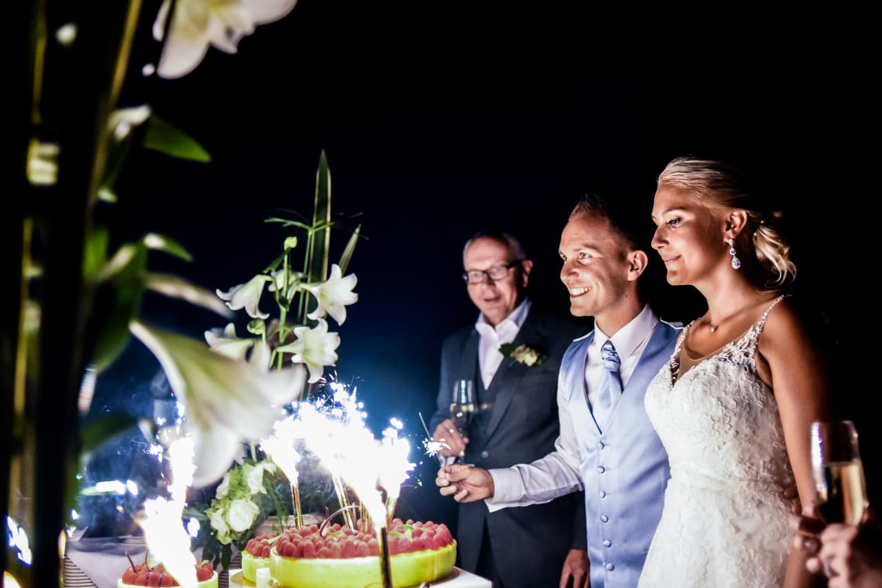 Les mariés ont droit à leur traditionnel gâteau