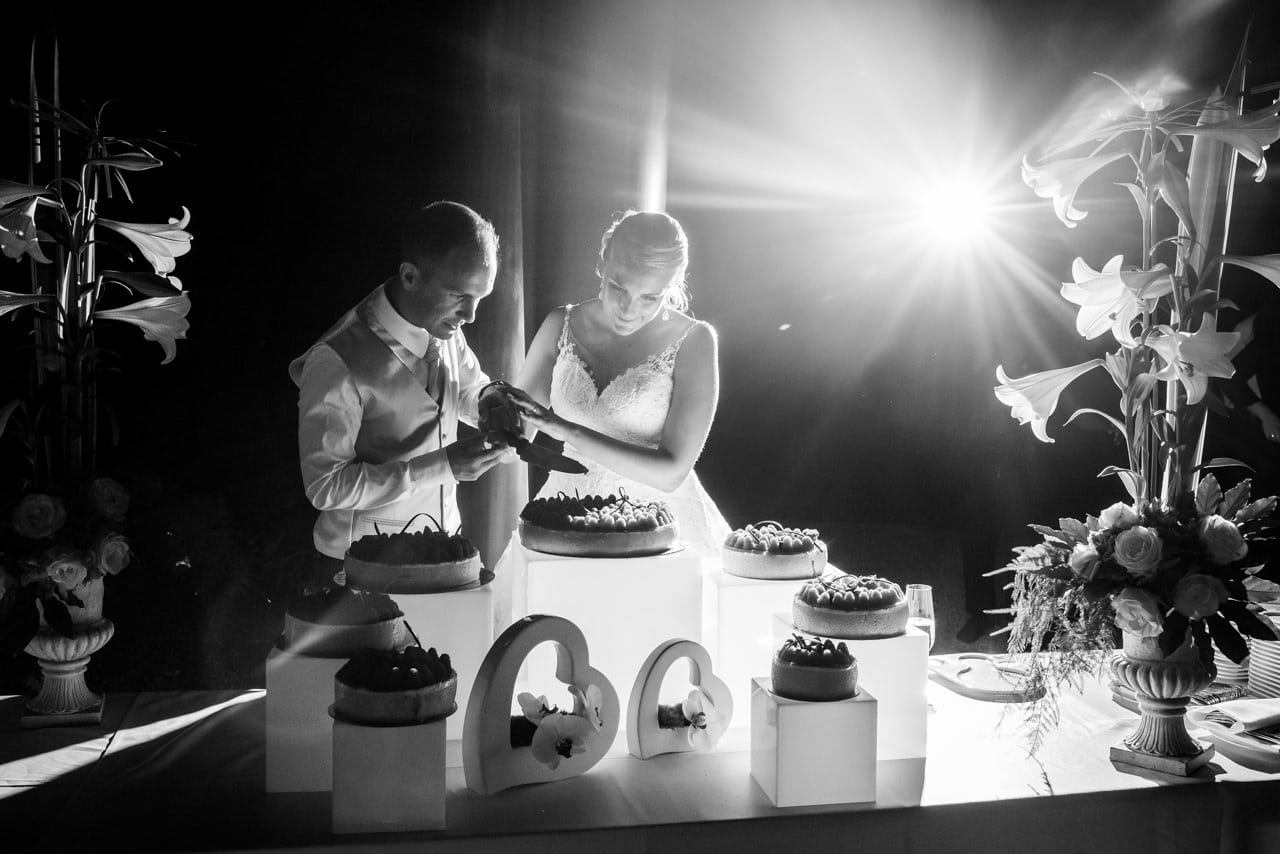 Les mariés ont l'honneur de découper leur gâteau