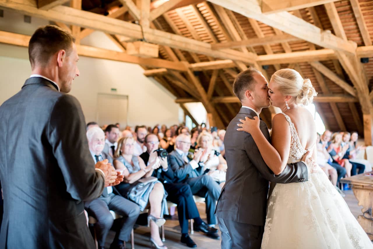 Les mariés s'embrassent