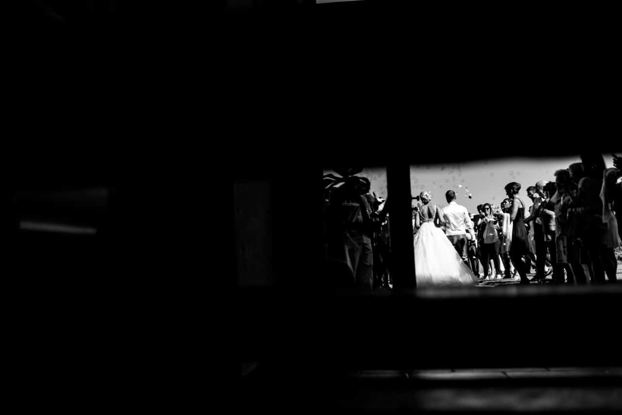 Vue lointaine des mariés dans les jardins des Portes des Iris