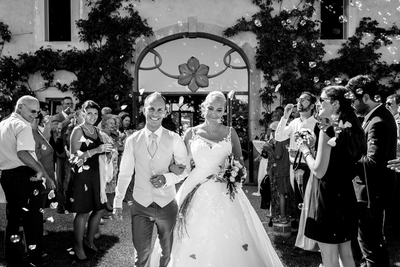 Les mariés s'avancent parmi leurs invités