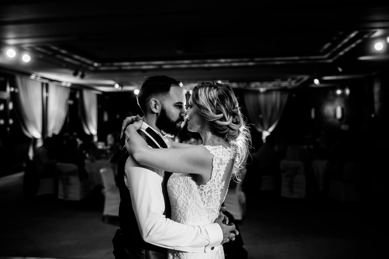 Le bisou sur la piste de danse