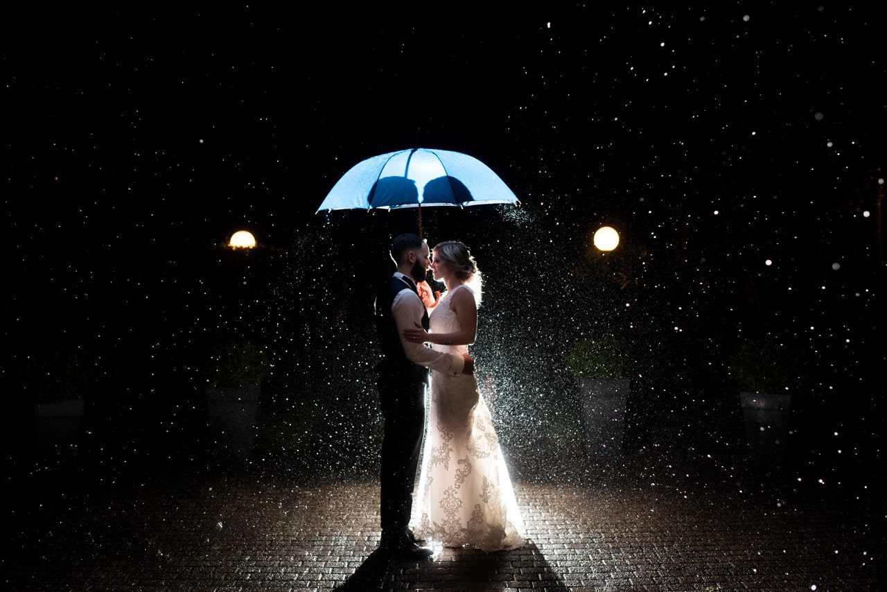 Les mariés s'embrassent en extérieurplaza-montreux-9