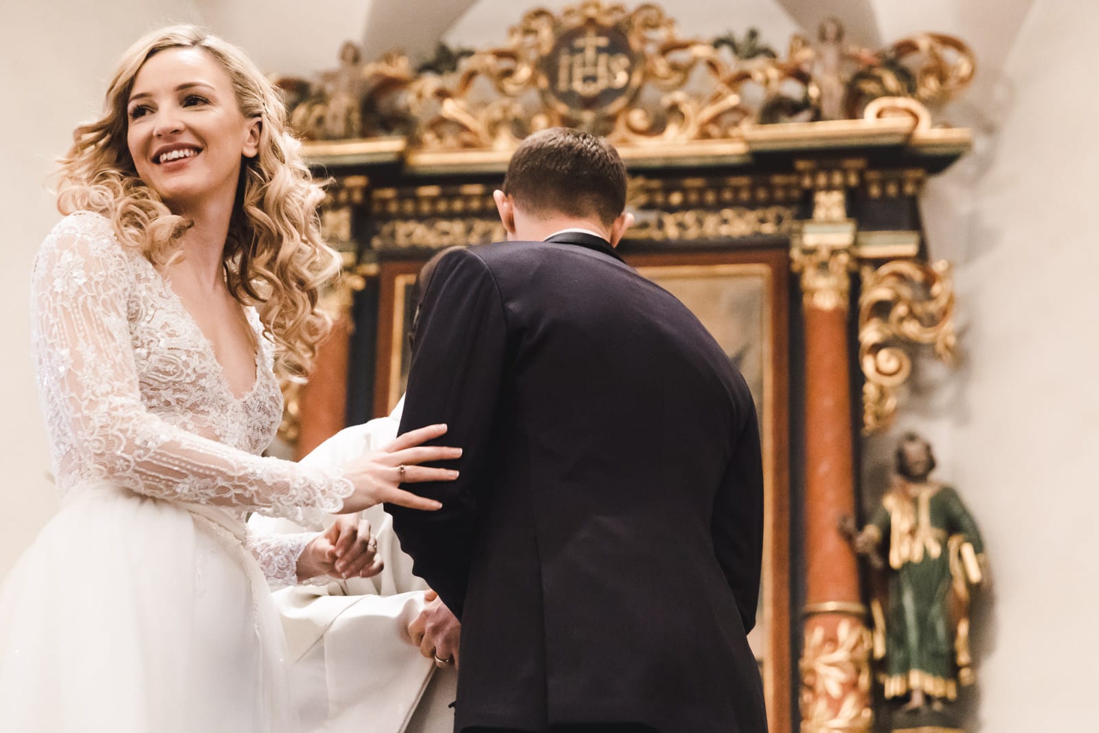 La mariée regarde sa famille les yeux brillant dans cette église de Verbier