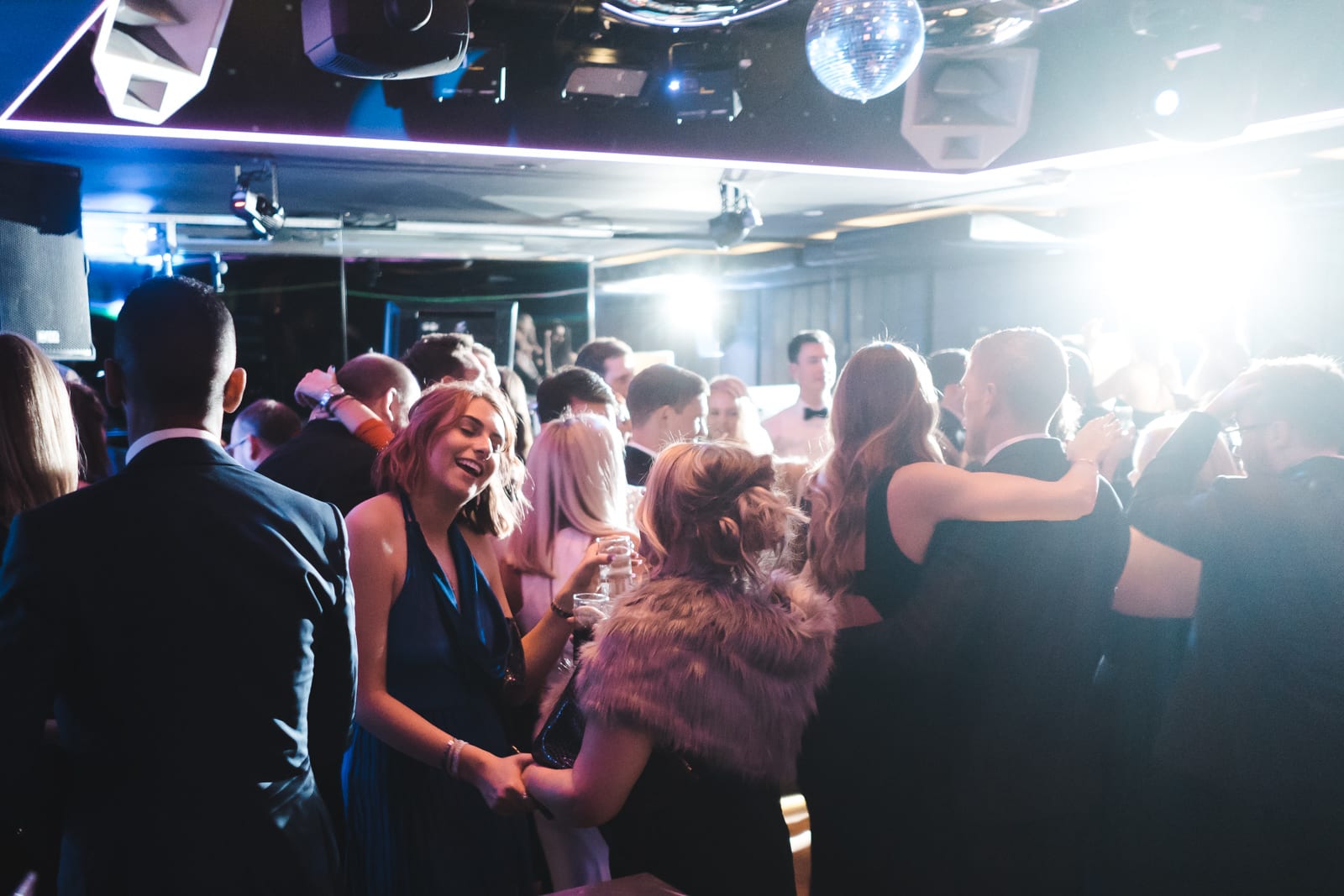 Photo des invitée entrain de danser, la soirée à bien commencée
