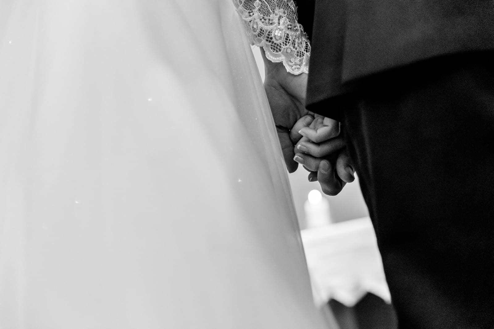 Le coupe se tient la main pendant la cérémonie de mariage à Verbier