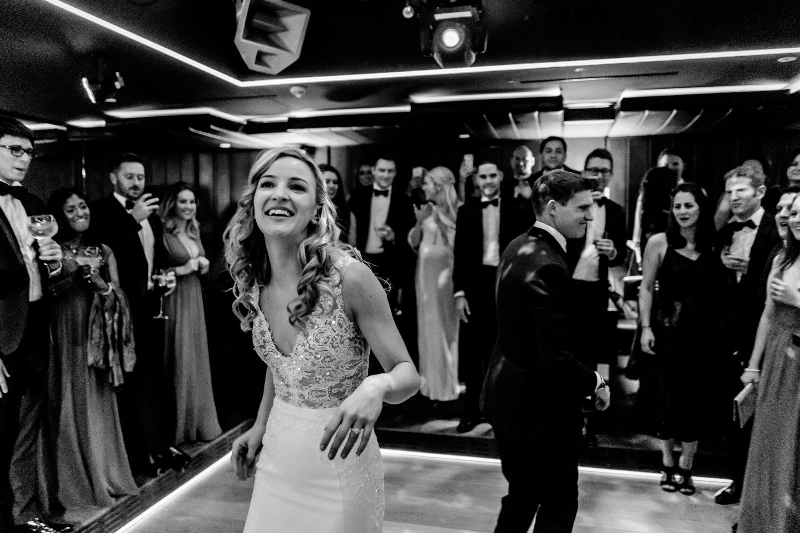 Danse du couple dans une salle annexe de l'hôtel W Verbier