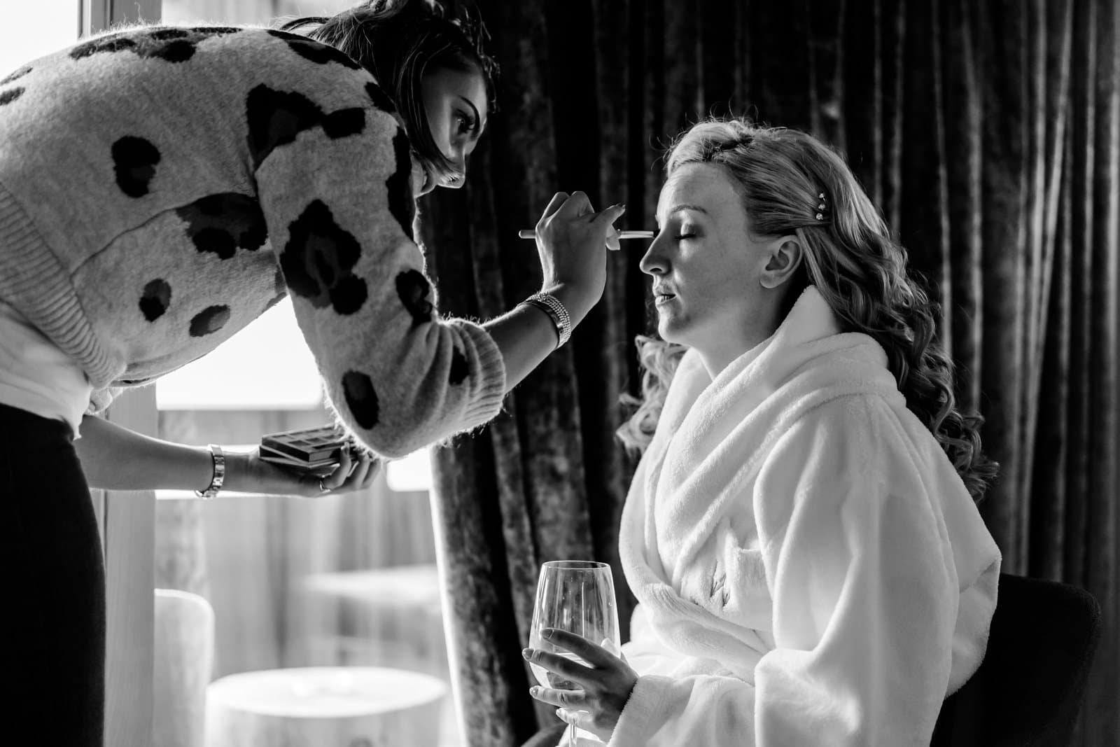 Dernier ajustement du maquillage de la mariée