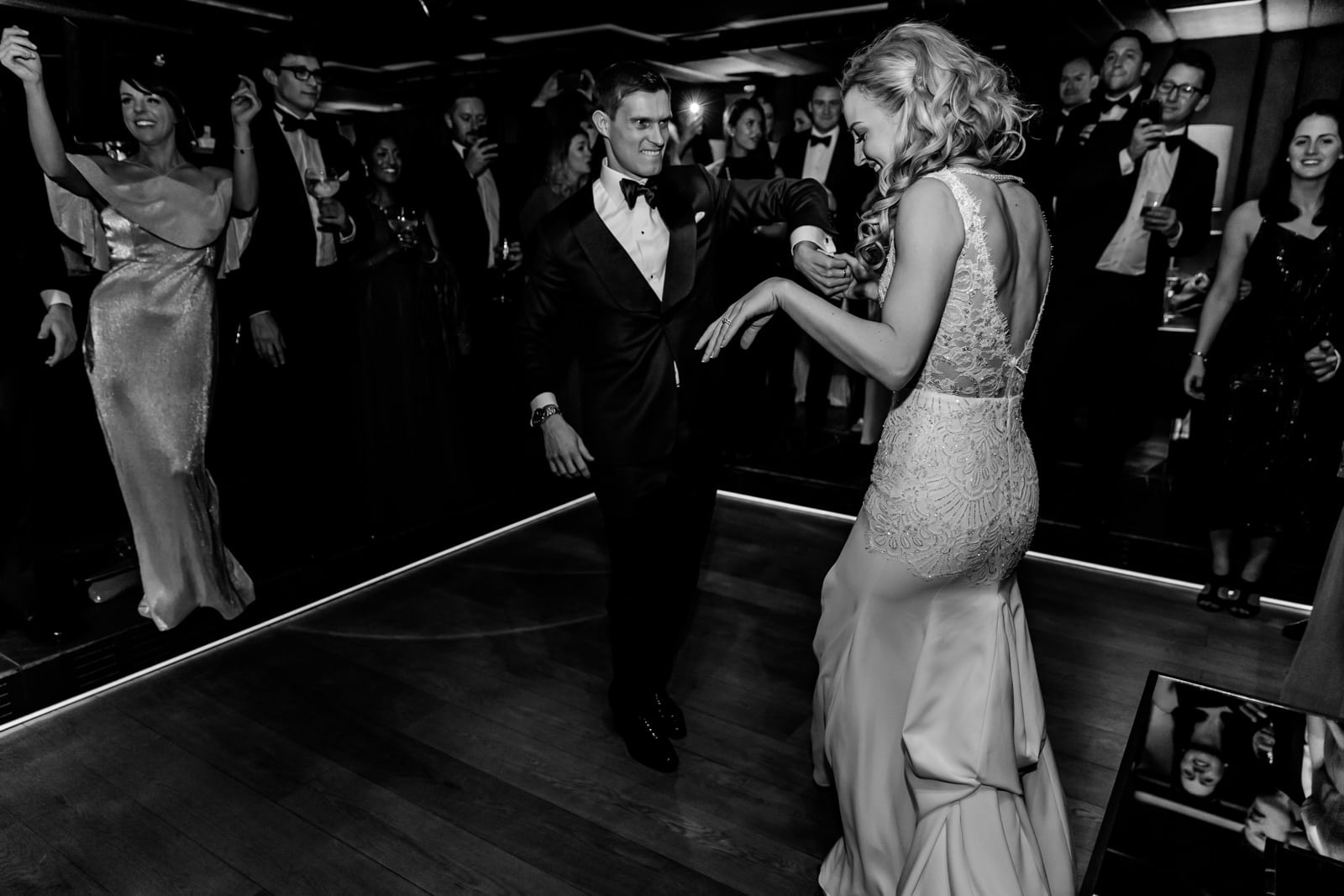 Une danse bien préparée sous les yeux de tous les invités